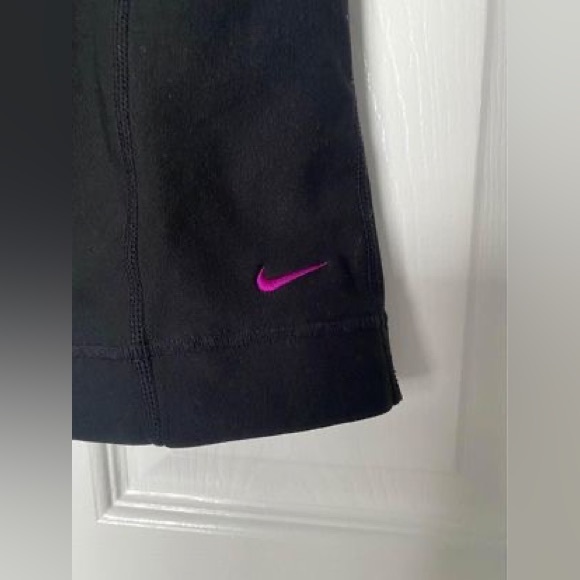Black and purple Nike crops - Picture 2 of 3